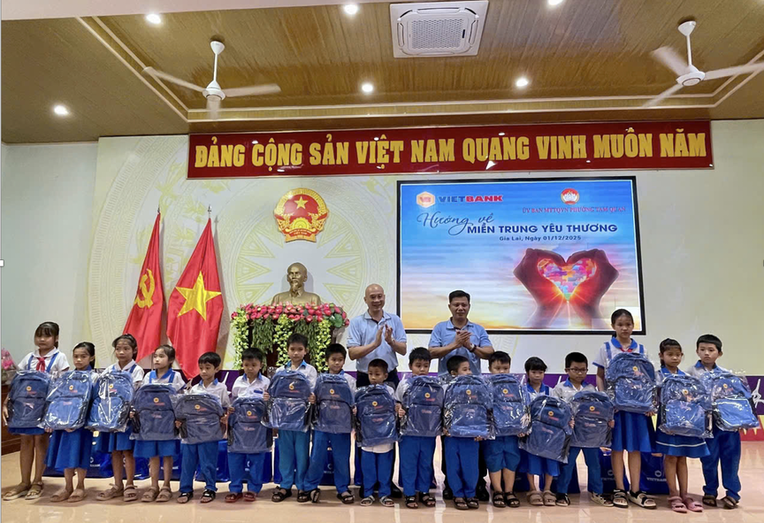 Vietbank chung tay "hướng về miền Trung yêu thương" trao 3.600 suất quà cho đồng bào vùng lũ- Ảnh 2. Vietbank chung tay "hướng về miền Trung yêu thương" trao 3.600 suất quà cho đồng bào vùng lũ- Ảnh 2.