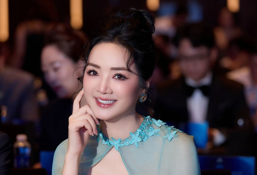 Dinh thự hơn 1.000m2 như cung điện của hoa hậu Việt 33 năm không có người kế nhiệm: Nội thất dát vàng, phòng khách có thể chứa 200 người- Ảnh 8. Dinh thự hơn 1.000m2 như cung điện của hoa hậu Việt 33 năm không có người kế nhiệm: Nội thất dát vàng, phòng khách có thể chứa 200 người- Ảnh 8.