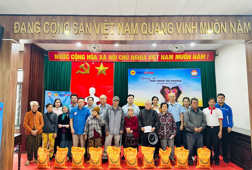 Vietbank chung tay "hướng về miền Trung yêu thương" trao 3.600 suất quà cho đồng bào vùng lũ- Ảnh 3. Vietbank chung tay "hướng về miền Trung yêu thương" trao 3.600 suất quà cho đồng bào vùng lũ- Ảnh 3.