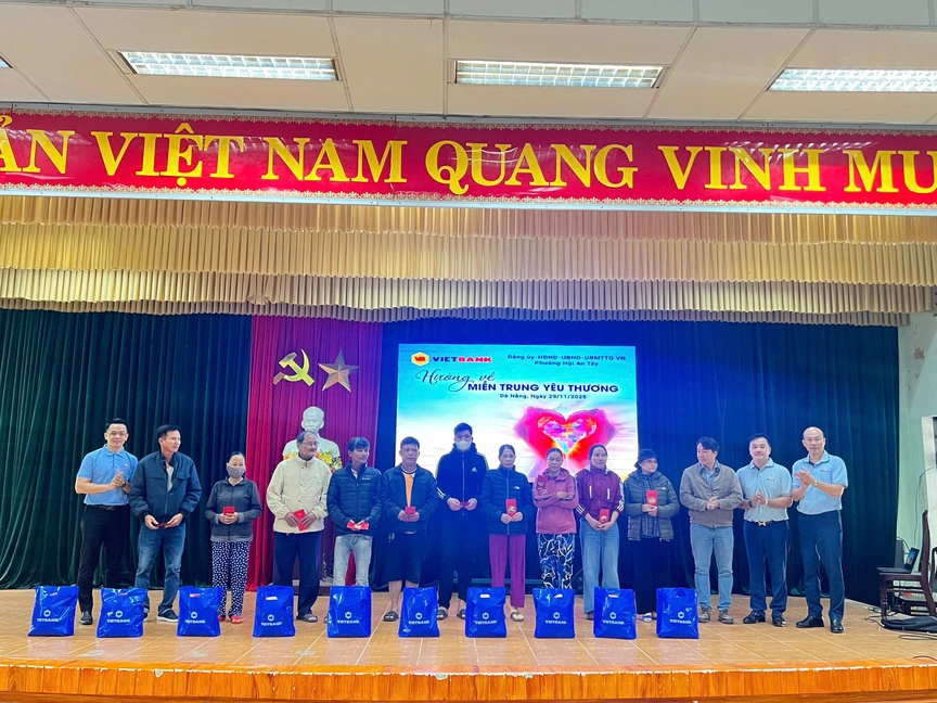 Vietbank chung tay "hướng về miền Trung yêu thương" trao 3.600 suất quà cho đồng bào vùng lũ- Ảnh 4. Vietbank chung tay "hướng về miền Trung yêu thương" trao 3.600 suất quà cho đồng bào vùng lũ- Ảnh 4.