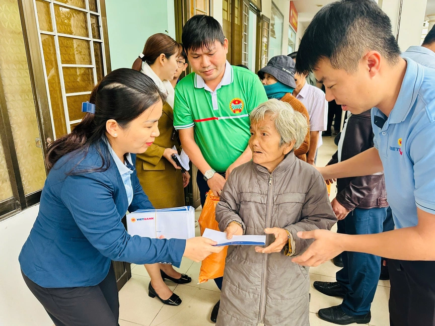Vietbank chung tay "hướng về miền Trung yêu thương" trao 3.600 suất quà cho đồng bào vùng lũ- Ảnh 1. Vietbank chung tay "hướng về miền Trung yêu thương" trao 3.600 suất quà cho đồng bào vùng lũ- Ảnh 1.
