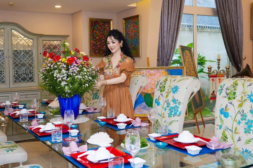 Dinh thự hơn 1.000m2 như cung điện của hoa hậu Việt 33 năm không có người kế nhiệm: Nội thất dát vàng, phòng khách có thể chứa 200 người- Ảnh 4. Dinh thự hơn 1.000m2 như cung điện của hoa hậu Việt 33 năm không có người kế nhiệm: Nội thất dát vàng, phòng khách có thể chứa 200 người- Ảnh 4.