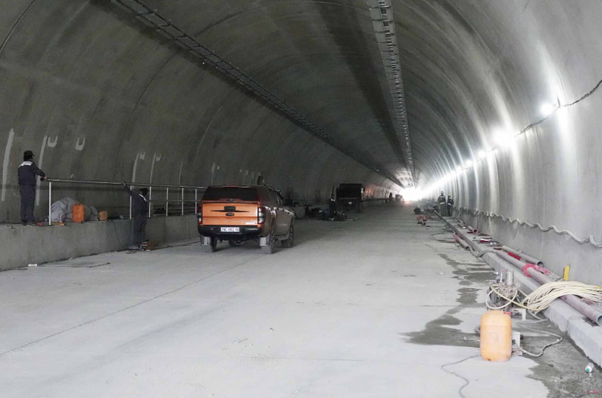 Sắp thông xe hầm xuyên núi kết nối 2 tỉnh hẹp ngang của Việt Nam- Ảnh 1. Sắp thông xe hầm xuyên núi kết nối 2 tỉnh hẹp ngang của Việt Nam- Ảnh 1.