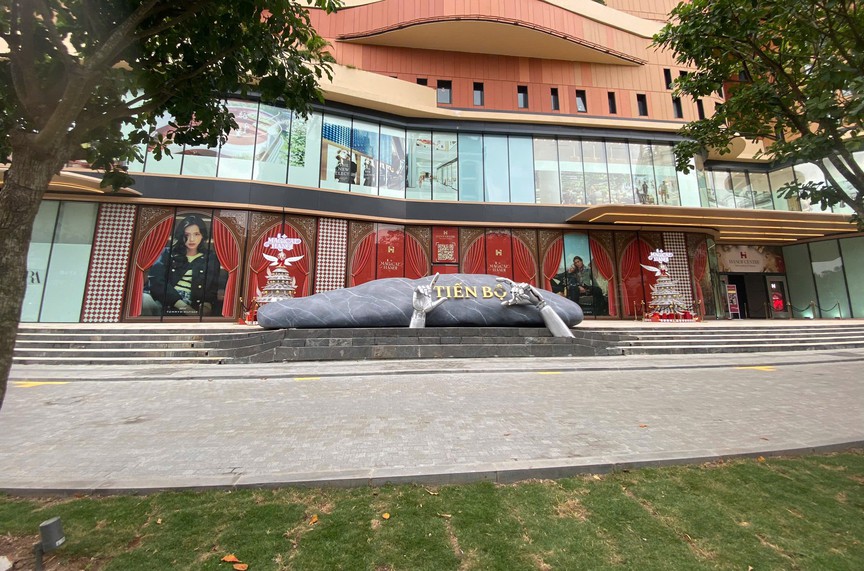 Mặt trước của Tổ hợp dịch vụ Tiến Bộ Plaza Mặt trước của Tổ hợp dịch vụ Tiến Bộ Plaza