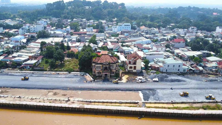 Sắp thông xe tuyến đường ven sông gần 5km đi qua biệt thự cổ là bối cảnh phim Người đẹp Tây Đô- Ảnh 2. Sắp thông xe tuyến đường ven sông gần 5km đi qua biệt thự cổ là bối cảnh phim Người đẹp Tây Đô- Ảnh 2.