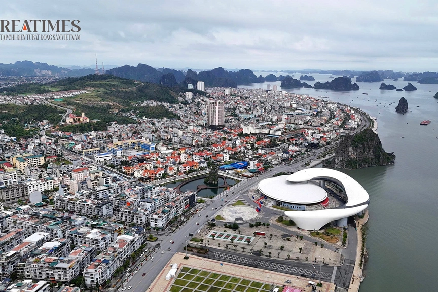 Đường bao biển Quảng Ninh: Tuyến đường ven biển đẹp nhất Việt Nam- Ảnh 1.