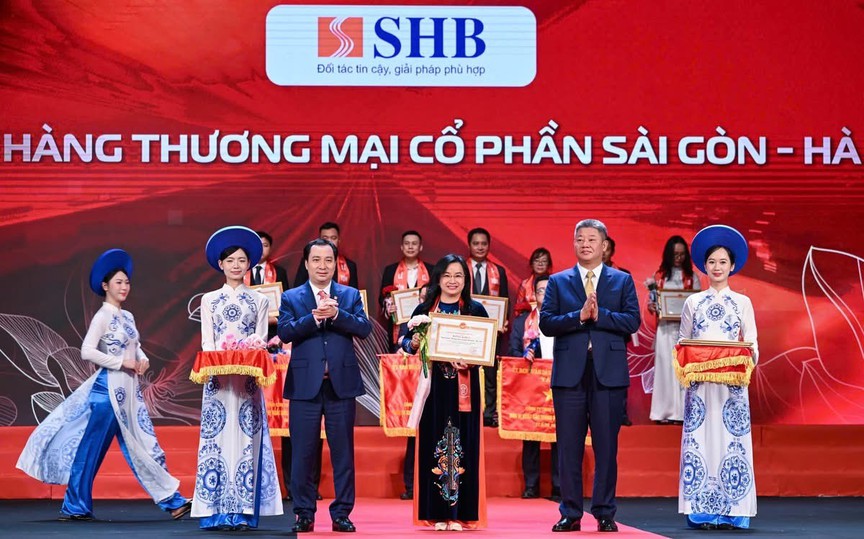 UBND TP. Hà Nội trao tặng Bằng khen cho SHB tại Lễ tôn vinh Doanh nhân, Doanh nghiệp Thăng Long 2025- Ảnh 1.
