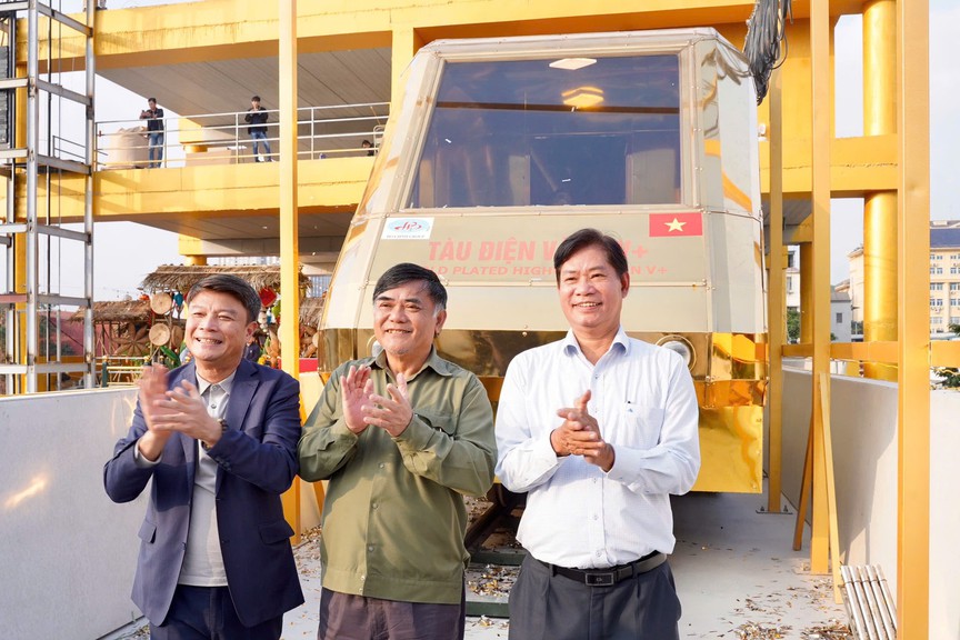 Ông Nguyễn Hữu Đường, Chủ tịch Tập đoàn Hòa Bình (đứng giữa). Nguồn ảnh: Công ty TNHH Hòa Bình