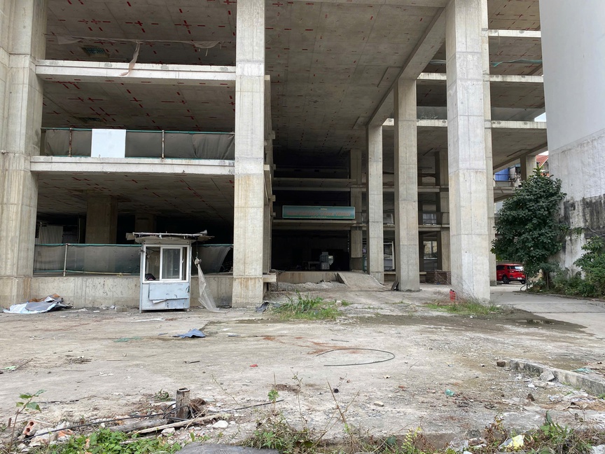 Các cột bên trong của dự án có dấu hiệu xuống cấp