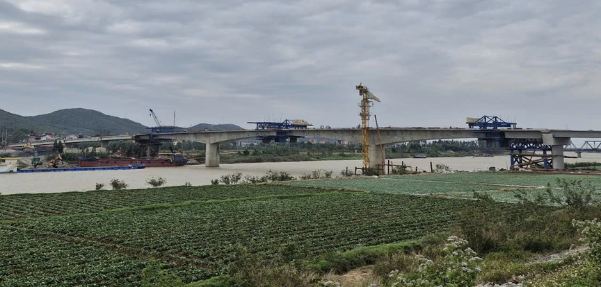 Sắp hợp long cầu trăm tỷ thay thế cho cây cầu đặc biệt hiếm hoi có đường bộ chung đường sắt tại Việt Nam- Ảnh 1.