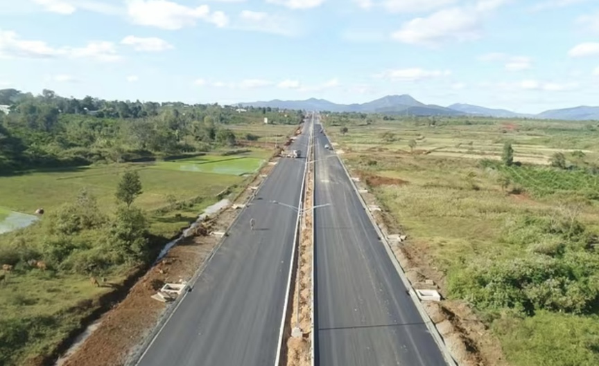 Sắp thông xe trục đường hành lang 1.200 tỷ nối tuyến quốc lộ xây cách đây 100 năm với đường Hồ Chí Minh- Ảnh 1.