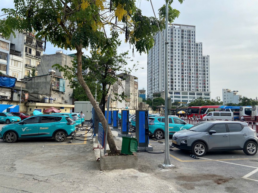 Mô hình trạm sạc tại bến xe mang tới nhiều lợi ích cho người dùng- Ảnh 1.