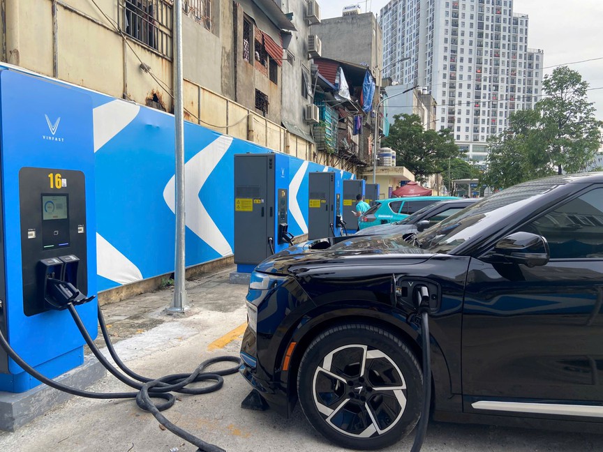 Mô hình trạm sạc tại bến xe mang tới nhiều lợi ích cho người dùng- Ảnh 2.