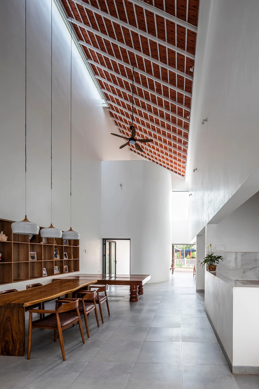 Căn nhà hồi sinh nếp sống xưa giữa lòng đô thị ồn ã- Ảnh 2. Căn nhà hồi sinh nếp sống xưa giữa lòng đô thị ồn ã- Ảnh 2.