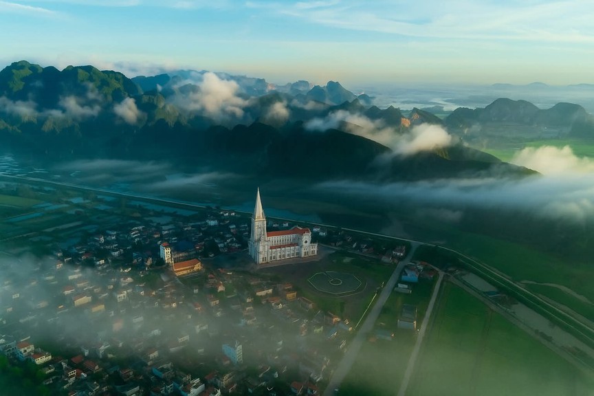 Chỉ 5 ngày nữa, chính thức khánh thành thánh đường lớn nhất Việt Nam: Tháp chuông cao 110m, sở hữu tầng hầm sâu 15m với sức chứa 800 người- Ảnh 1.