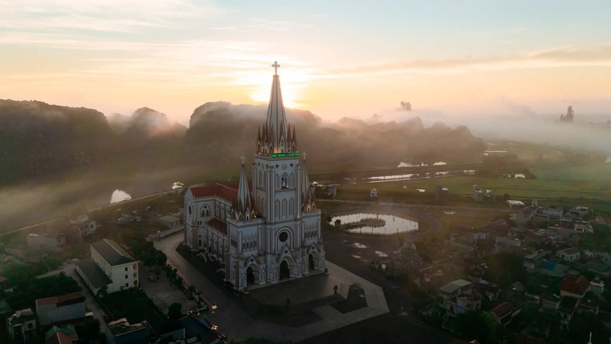 Chỉ 5 ngày nữa, chính thức khánh thành thánh đường lớn nhất Việt Nam: Tháp chuông cao 110m, sở hữu tầng hầm sâu 15m với sức chứa 800 người- Ảnh 2.