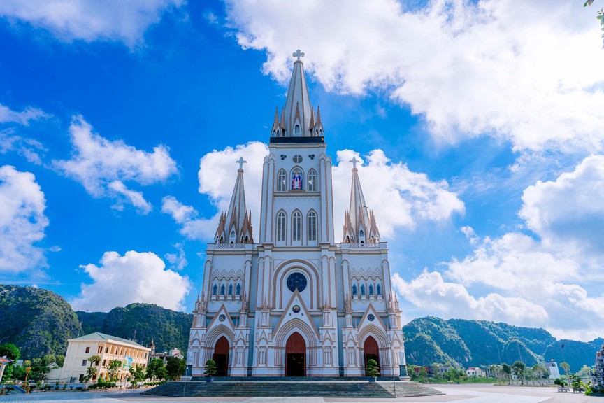 Chỉ 5 ngày nữa, chính thức khánh thành thánh đường lớn nhất Việt Nam: Tháp chuông cao 110m, sở hữu tầng hầm sâu 15m với sức chứa 800 người- Ảnh 7.