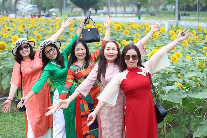 TP.HCM: Đến hẹn lại lên, Van Phuc City bật "mood Xuân" với lễ hội hoa Tết lớn nhất năm- Ảnh 3.