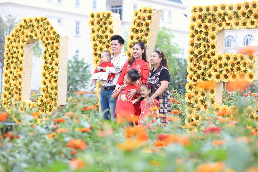 TP.HCM: Đến hẹn lại lên, Van Phuc City bật "mood Xuân" với lễ hội hoa Tết lớn nhất năm- Ảnh 4.