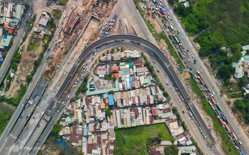 Ngày mai, cây cầu vượt đầu tiên thuộc dự án nút giao hơn 3.000 tỷ lớn nhất thành phố giàu nhất Việt Nam sẽ chính thức thông xe- Ảnh 1.