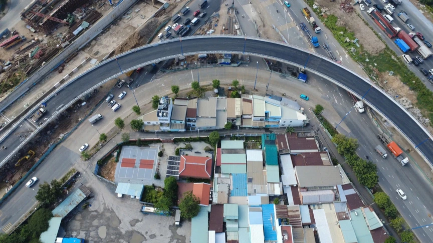 Ngày mai, cây cầu vượt đầu tiên thuộc dự án nút giao hơn 3.000 tỷ lớn nhất thành phố giàu nhất Việt Nam sẽ chính thức thông xe- Ảnh 2.