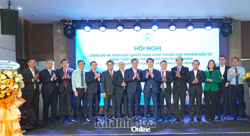 Hình ảnh tại lễ trao quyết định. Nguồn ảnh: Báo Khánh Hòa