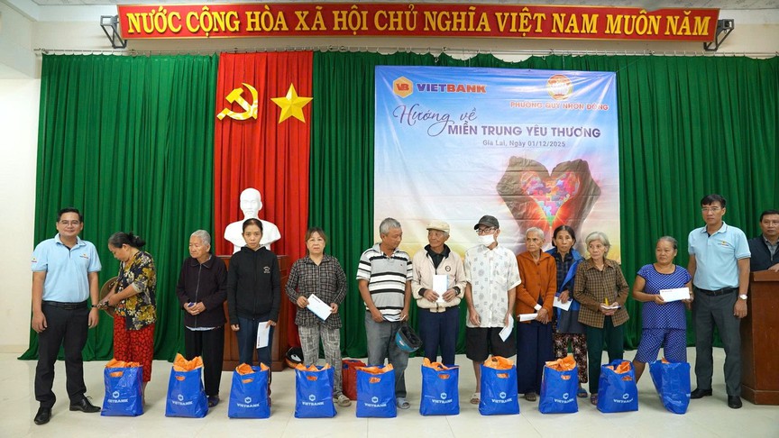 Vietbank chung tay "hướng về miền Trung yêu thương" trao 3.600 suất quà cho đồng bào vùng lũ- Ảnh 3.