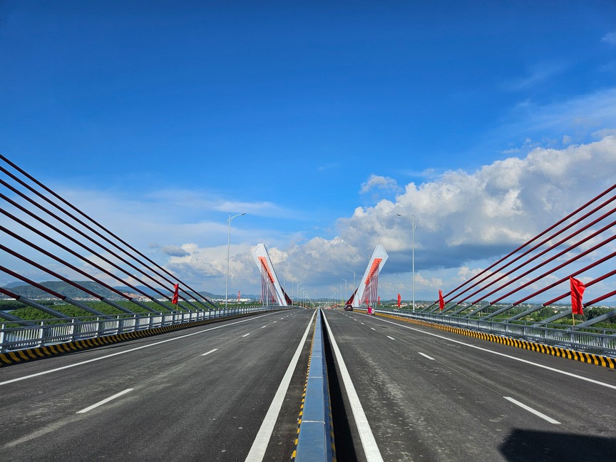 Sắp chính thức vận hành cầu 2.000 tỷ kết nối 2 tỉnh thành giàu có miền Bắc, xóa bỏ bến phà lâu đời- Ảnh 2. Sắp chính thức vận hành cầu 2.000 tỷ kết nối 2 tỉnh thành giàu có miền Bắc, xóa bỏ bến phà lâu đời- Ảnh 2.