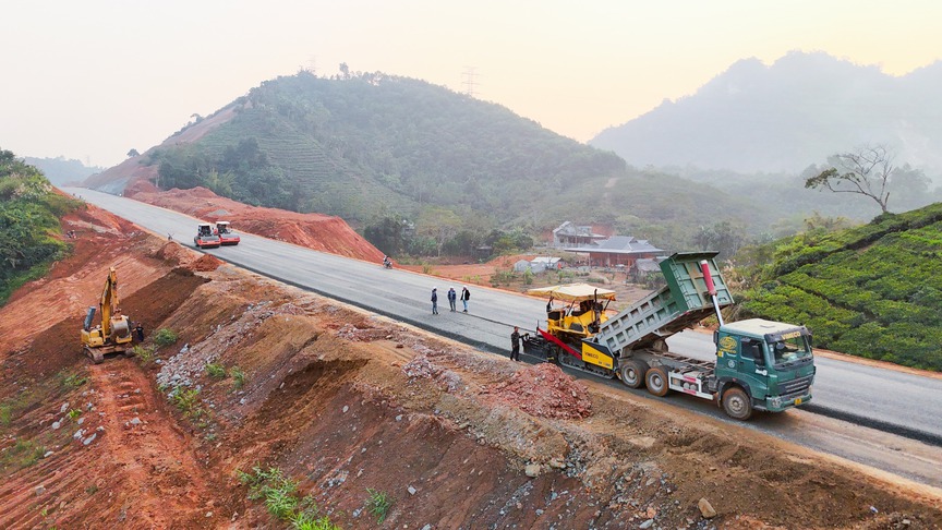 Chỉ 2 tuần nữa, tuyến cao tốc hàng chục nghìn tỷ tại tỉnh là địa đầu Tổ quốc sẽ hoàn thành
- Ảnh 2. Chỉ 2 tuần nữa, tuyến cao tốc hàng chục nghìn tỷ tại tỉnh là địa đầu Tổ quốc sẽ hoàn thành
- Ảnh 2.