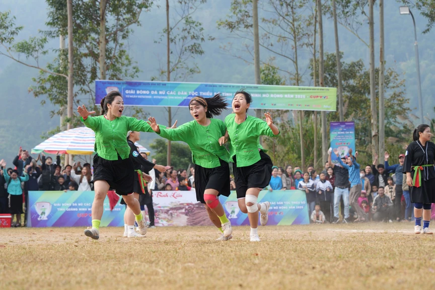 Quảng Ninh: Giải Bóng đá nữ các dân tộc thiểu số - khép lại một mùa giải rực rỡ- Ảnh 4. Quảng Ninh: Giải Bóng đá nữ các dân tộc thiểu số - khép lại một mùa giải rực rỡ- Ảnh 4.