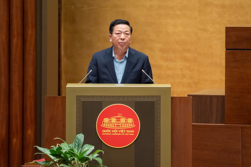 Bộ trưởng Bộ Xây dựng Trần Hồng Minh trình bày Tờ trình. Nguồn ảnh: Quochoi.vn Bộ trưởng Bộ Xây dựng Trần Hồng Minh trình bày Tờ trình. Nguồn ảnh: Quochoi.vn