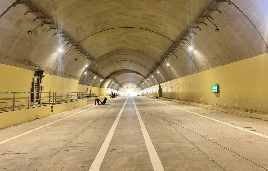 Hầm đường bộ dài nhất tuyến cao tốc Bắc - Nam phía Đông do liên danh Đèo Cả thực hiện đã hoàn thành- Ảnh 2. Hầm đường bộ dài nhất tuyến cao tốc Bắc - Nam phía Đông do liên danh Đèo Cả thực hiện đã hoàn thành- Ảnh 2.