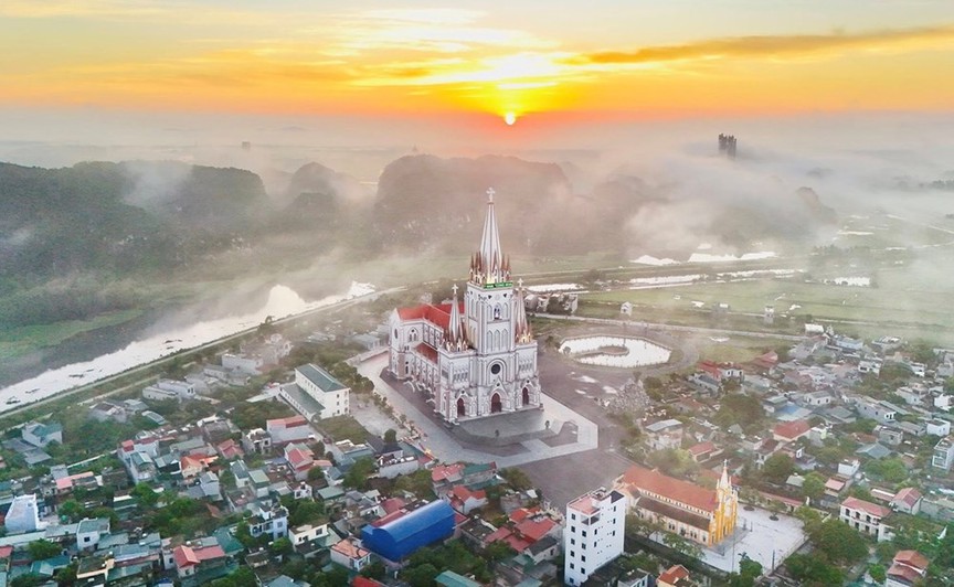 Khánh thành Nhà thờ Giáo xứ lớn nhất Việt Nam bên 'vịnh không sóng' sức chứa đến 5.000 người
- Ảnh 1. Khánh thành Nhà thờ Giáo xứ lớn nhất Việt Nam bên 'vịnh không sóng' sức chứa đến 5.000 người
- Ảnh 1.