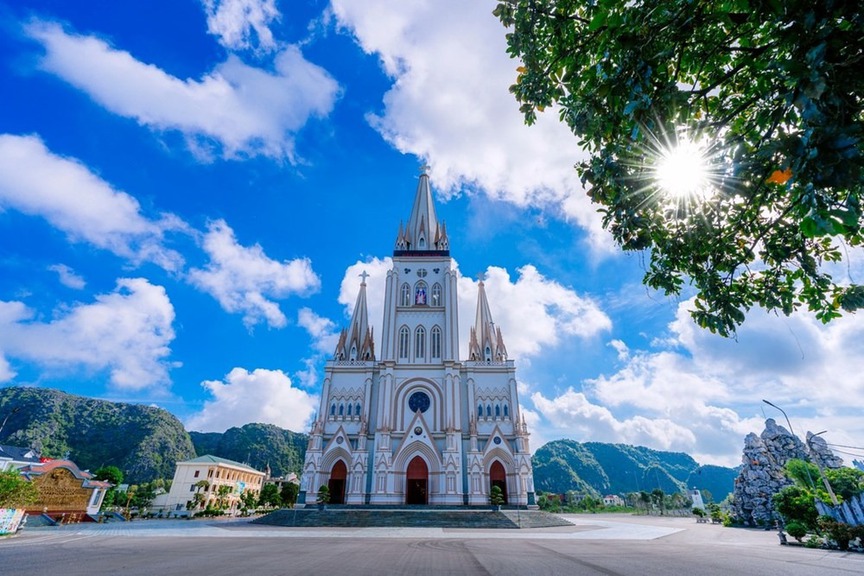 Khánh thành Nhà thờ Giáo xứ lớn nhất Việt Nam bên 'vịnh không sóng' sức chứa đến 5.000 người
- Ảnh 2. Khánh thành Nhà thờ Giáo xứ lớn nhất Việt Nam bên 'vịnh không sóng' sức chứa đến 5.000 người
- Ảnh 2.