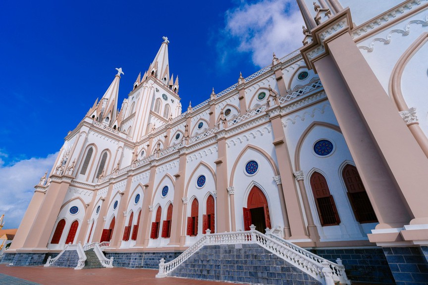 Khánh thành Nhà thờ Giáo xứ lớn nhất Việt Nam bên 'vịnh không sóng' sức chứa đến 5.000 người
- Ảnh 4. Khánh thành Nhà thờ Giáo xứ lớn nhất Việt Nam bên 'vịnh không sóng' sức chứa đến 5.000 người
- Ảnh 4.