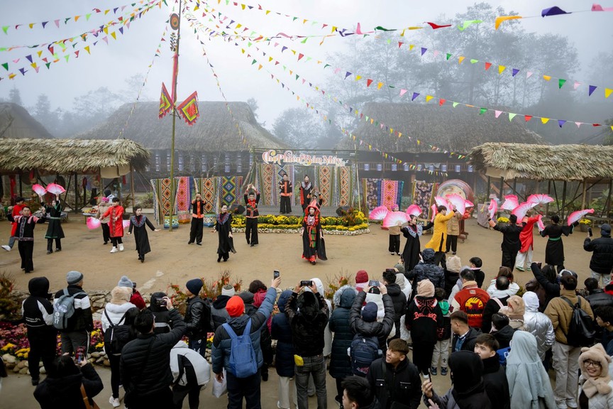 Khu du lịch Sun World Fansipan Legend đón hàng nghìn lượt khách trong ngày khai mạc Hội Xuân Mở Cổng Trời- Ảnh 1.