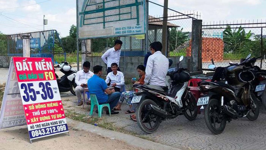 Dưới góc độ chuyên môn, Trung tá Hòa cảnh báo rằng nhà đầu tư có thể đối mặt với nhiều rủi ro khi chạy theo cơn sốt đất ảo. Nguồn ảnh: Internet