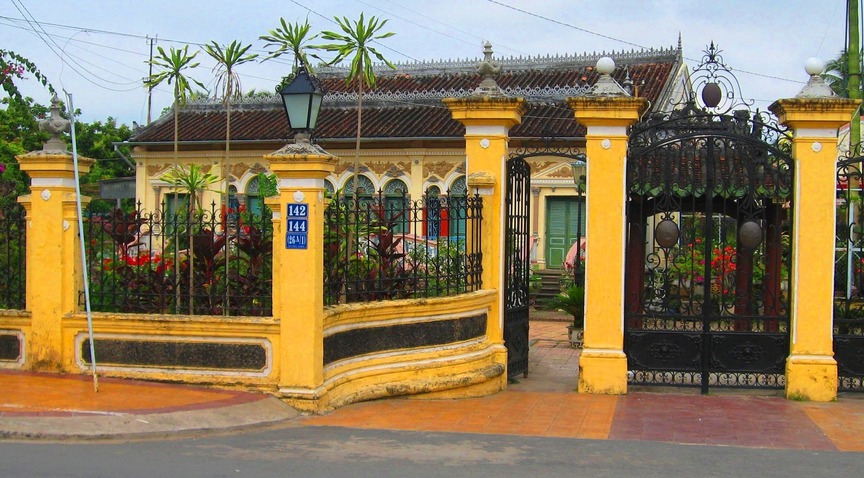 Nhà thờ họ hơn 100 năm tuổi: Là nhà cổ 24 cột gỗ quý đẹp nhất kinh đô ĐBSCL, từng là nơi bấm máy bộ phim nước ngoài nổi tiếng- Ảnh 1. Nhà thờ họ hơn 100 năm tuổi: Là nhà cổ 24 cột gỗ quý đẹp nhất kinh đô ĐBSCL, từng là nơi bấm máy bộ phim nước ngoài nổi tiếng- Ảnh 1.