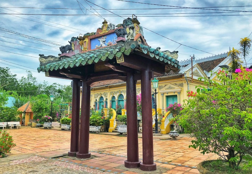 Nhà thờ họ hơn 100 năm tuổi: Là nhà cổ 24 cột gỗ quý đẹp nhất kinh đô ĐBSCL, từng là nơi bấm máy bộ phim nước ngoài nổi tiếng- Ảnh 7. Nhà thờ họ hơn 100 năm tuổi: Là nhà cổ 24 cột gỗ quý đẹp nhất kinh đô ĐBSCL, từng là nơi bấm máy bộ phim nước ngoài nổi tiếng- Ảnh 7.