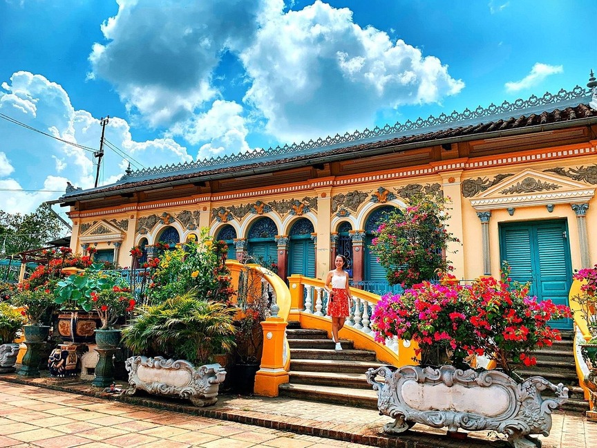 Nhà thờ họ hơn 100 năm tuổi: Là nhà cổ 24 cột gỗ quý đẹp nhất kinh đô ĐBSCL, từng là nơi bấm máy bộ phim nước ngoài nổi tiếng- Ảnh 2. Nhà thờ họ hơn 100 năm tuổi: Là nhà cổ 24 cột gỗ quý đẹp nhất kinh đô ĐBSCL, từng là nơi bấm máy bộ phim nước ngoài nổi tiếng- Ảnh 2.