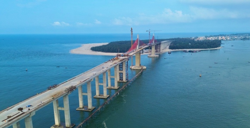 Hôm nay, cầu vượt biển nghìn tỷ dài nhất miền Trung ghi dấu mốc quan trọng- Ảnh 1. Hôm nay, cầu vượt biển nghìn tỷ dài nhất miền Trung ghi dấu mốc quan trọng- Ảnh 1.