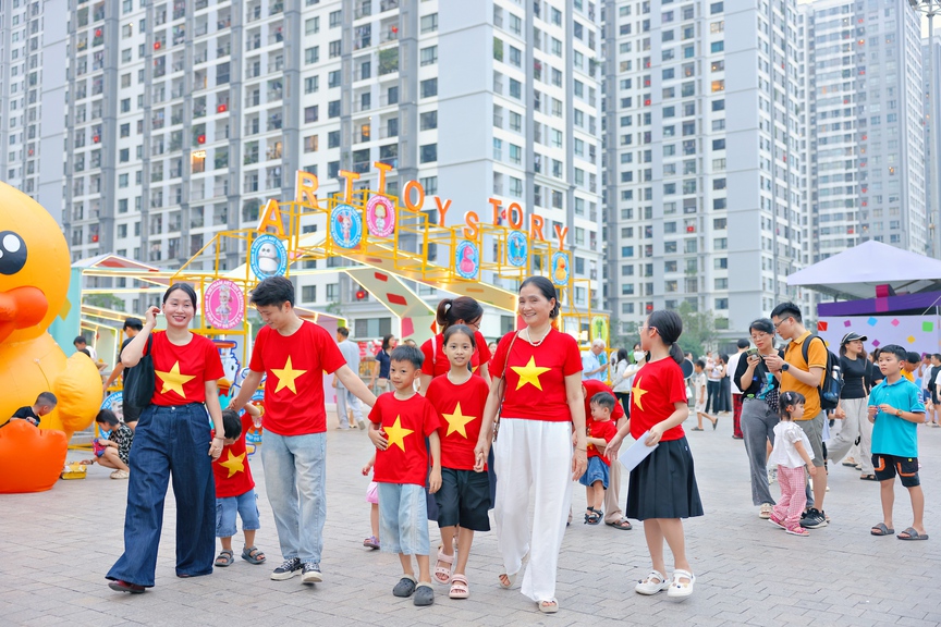 Vincom tổ chức chuỗi sự kiện "Việt Malliday - Hè Holiday": trải nghiệm hè rực rỡ gắt kết tinh thần Việt- Ảnh 2. Vincom tổ chức chuỗi sự kiện "Việt Malliday - Hè Holiday": trải nghiệm hè rực rỡ gắt kết tinh thần Việt- Ảnh 2.