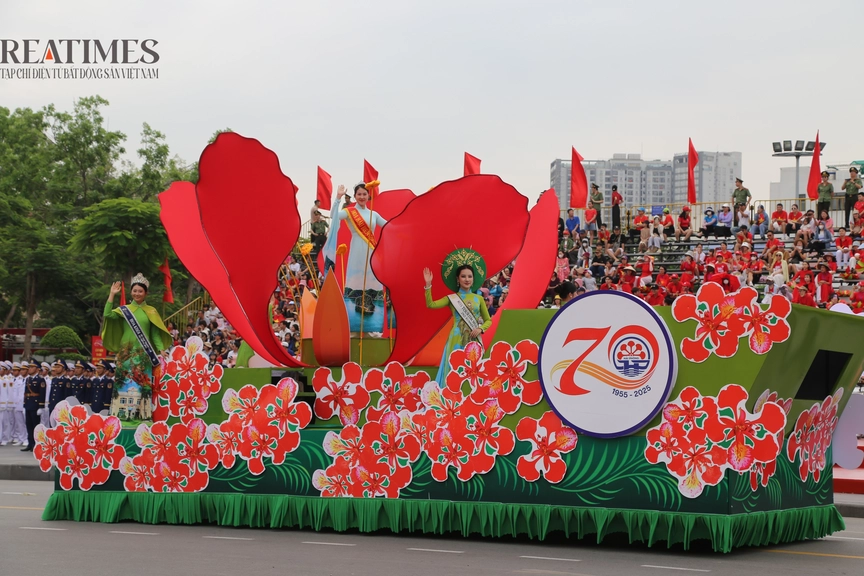 Cận cảnh buổi tổng duyệt đội ngũ và diễu hành kỷ niệm 70 năm Ngày giải phóng Hải Phòng- Ảnh 9. Cận cảnh buổi tổng duyệt đội ngũ và diễu hành kỷ niệm 70 năm Ngày giải phóng Hải Phòng- Ảnh 9.