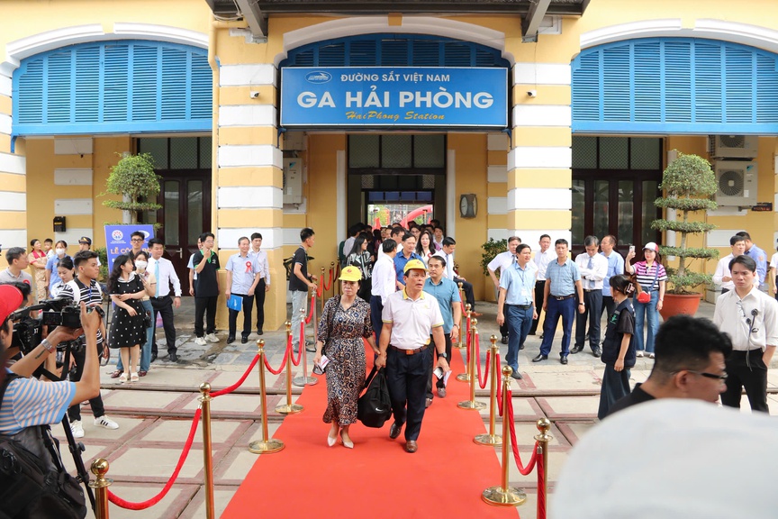 Hải Phòng: Khai trương đoàn tàu chất lượng cao mang tên "Hoa Phượng Đỏ"- Ảnh 1. Hải Phòng: Khai trương đoàn tàu chất lượng cao mang tên "Hoa Phượng Đỏ"- Ảnh 1.