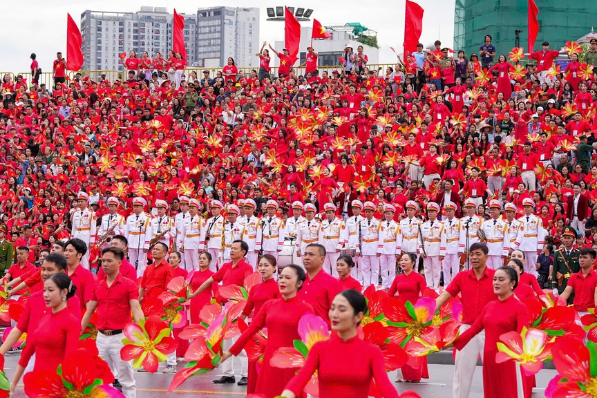 Hải Phòng: Hàng vạn người dân, du khách đội mưa chờ xem Duyệt đội ngũ và Diễu hành quần chúng- Ảnh 6. Hải Phòng: Hàng vạn người dân, du khách đội mưa chờ xem Duyệt đội ngũ và Diễu hành quần chúng- Ảnh 6.
