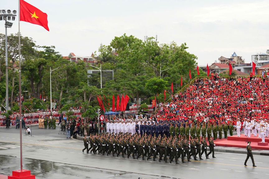 Hải Phòng: Hàng vạn người dân, du khách đội mưa chờ xem Duyệt đội ngũ và Diễu hành quần chúng- Ảnh 7. Hải Phòng: Hàng vạn người dân, du khách đội mưa chờ xem Duyệt đội ngũ và Diễu hành quần chúng- Ảnh 7.