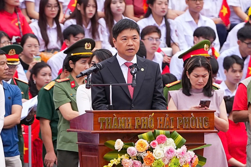 Hải Phòng: Hàng vạn người dân, du khách đội mưa chờ xem Duyệt đội ngũ và Diễu hành quần chúng- Ảnh 2. Hải Phòng: Hàng vạn người dân, du khách đội mưa chờ xem Duyệt đội ngũ và Diễu hành quần chúng- Ảnh 2.