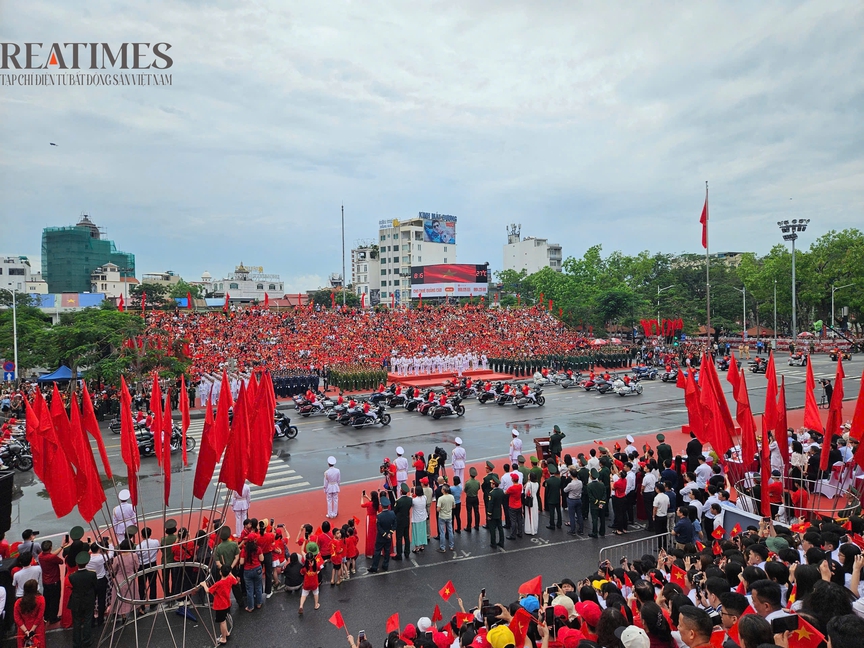 Hải Phòng: Hàng vạn người dân, du khách đội mưa chờ xem Duyệt đội ngũ và Diễu hành quần chúng- Ảnh 3. Hải Phòng: Hàng vạn người dân, du khách đội mưa chờ xem Duyệt đội ngũ và Diễu hành quần chúng- Ảnh 3.