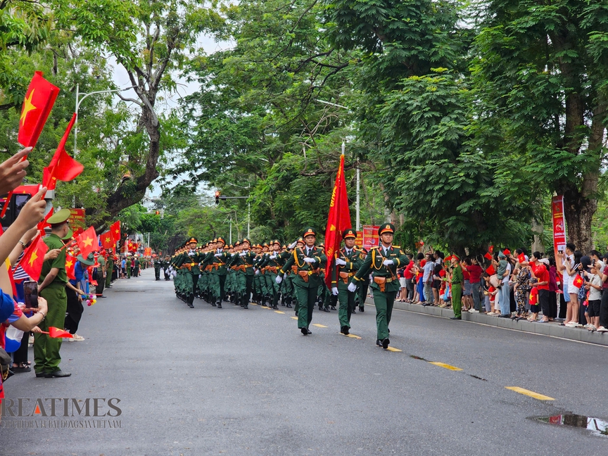 Hải Phòng: Hàng vạn người dân, du khách đội mưa chờ xem Duyệt đội ngũ và Diễu hành quần chúng- Ảnh 10. Hải Phòng: Hàng vạn người dân, du khách đội mưa chờ xem Duyệt đội ngũ và Diễu hành quần chúng- Ảnh 10.