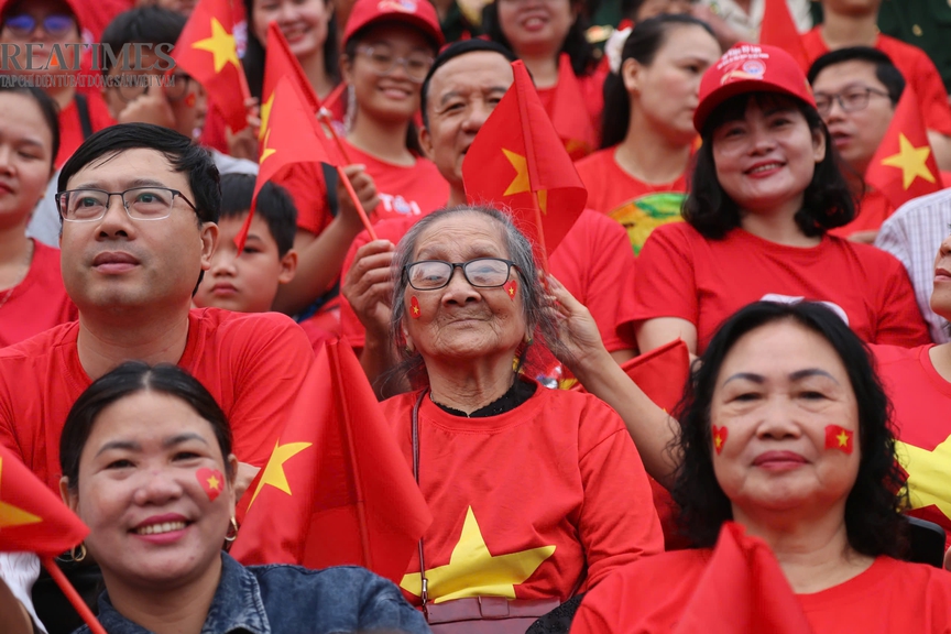 Hải Phòng: Hàng vạn người dân, du khách đội mưa chờ xem Duyệt đội ngũ và Diễu hành quần chúng- Ảnh 5. Hải Phòng: Hàng vạn người dân, du khách đội mưa chờ xem Duyệt đội ngũ và Diễu hành quần chúng- Ảnh 5.